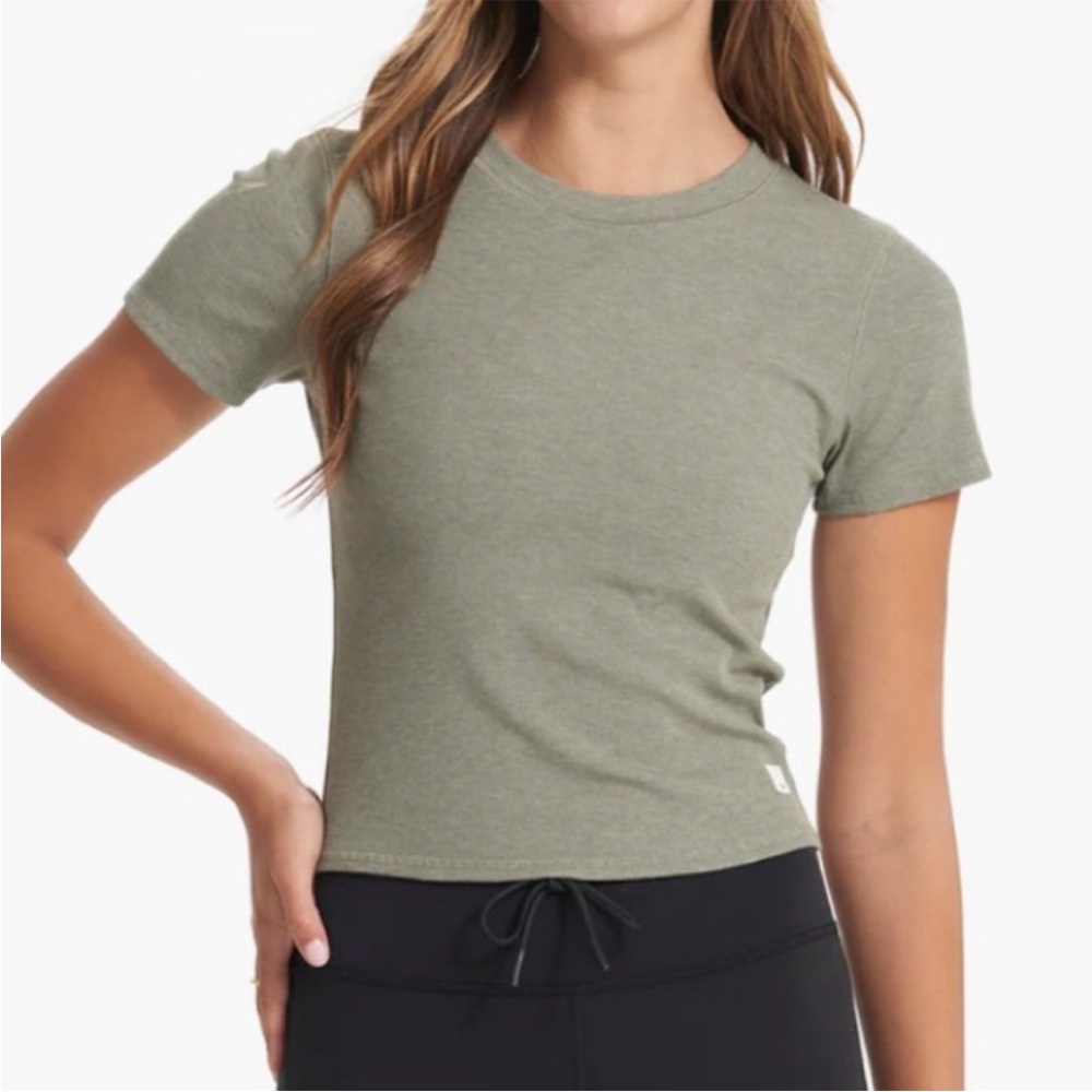 NWT Vuori Pose fitted tee size medium